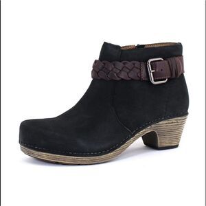 Dansko Tivoli Black Leather Ankle Boots With Braided Buckle. Size 39 (8.5/9).